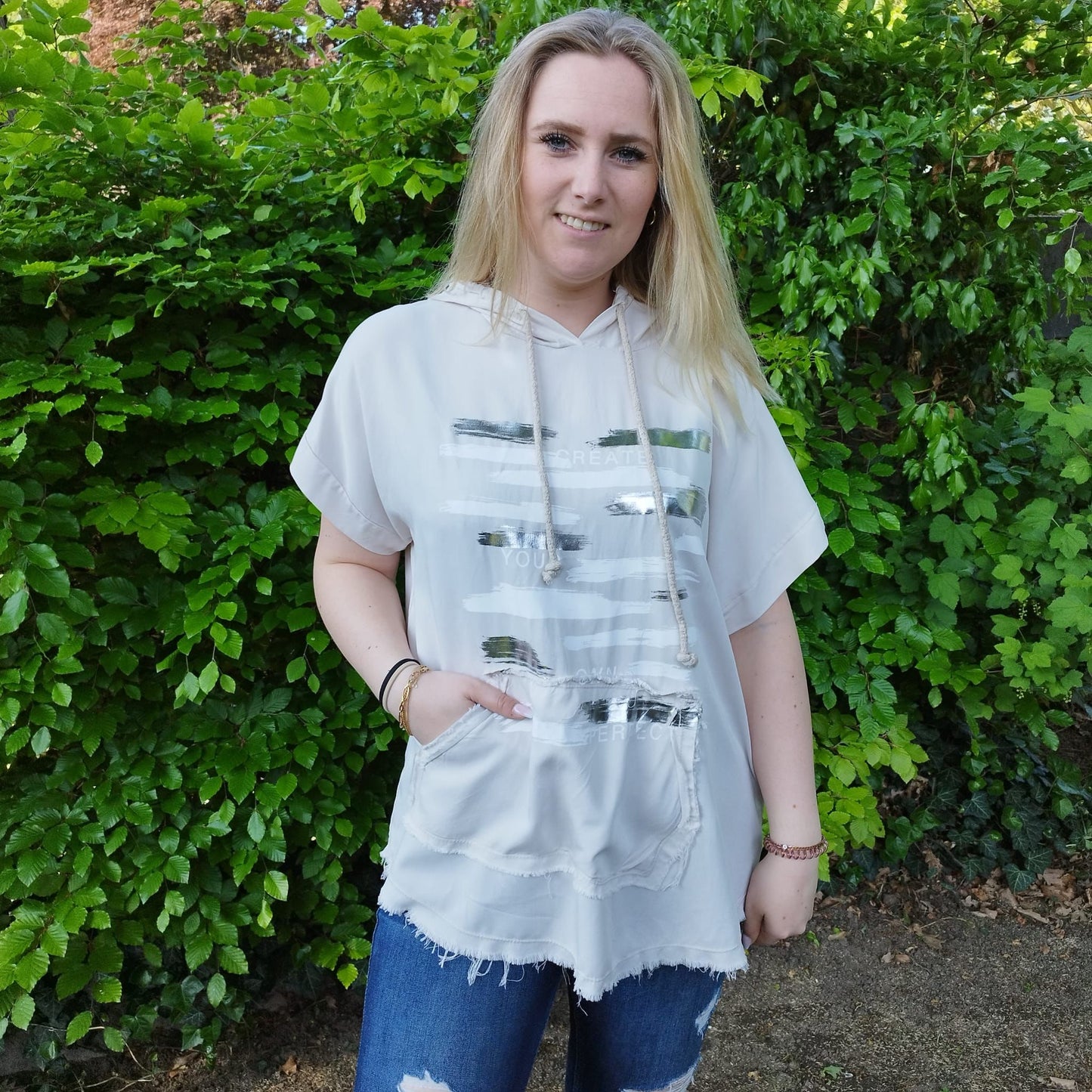 Beiges Shirt mit Kapuze