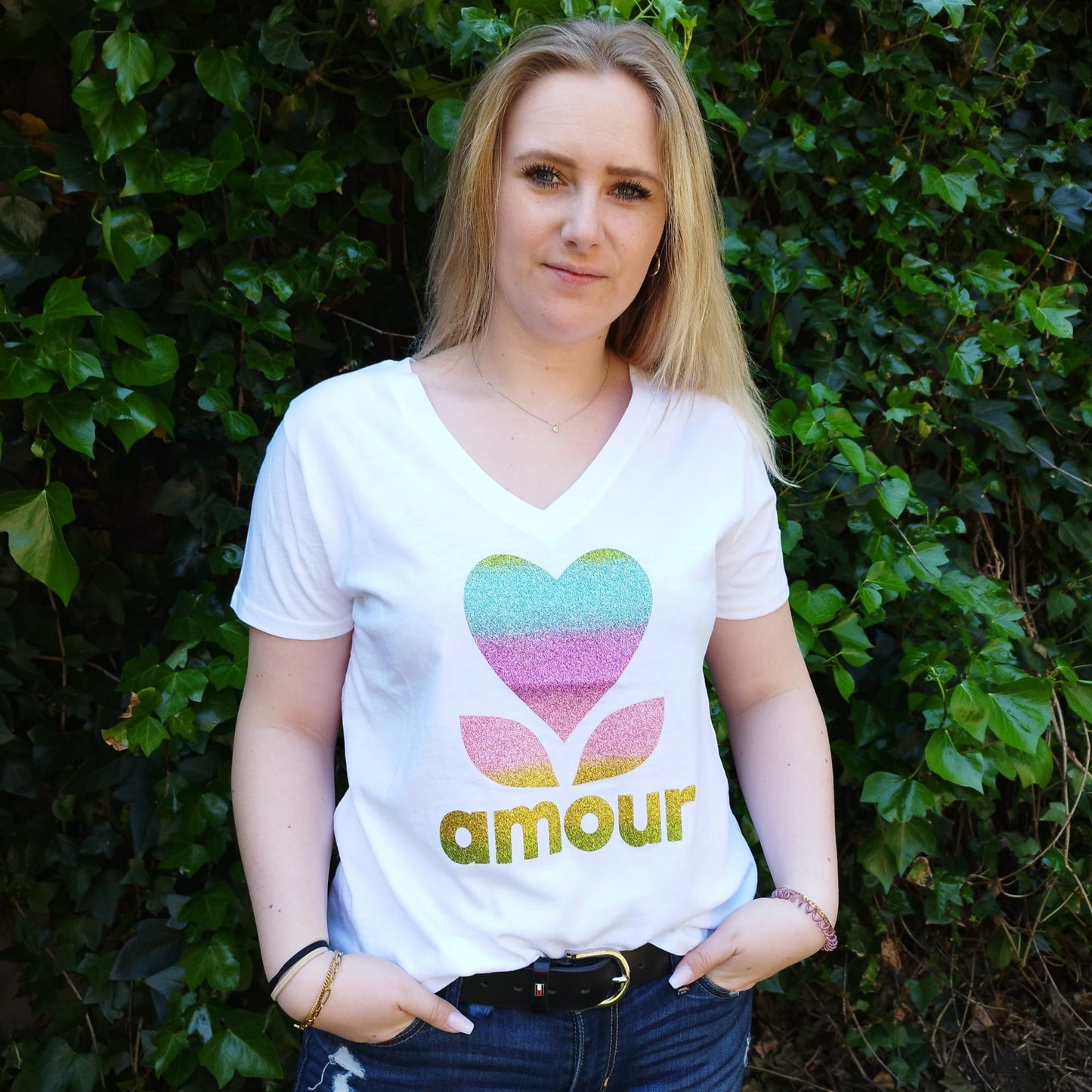 T-Shirt mit V Ausschnitt Amour