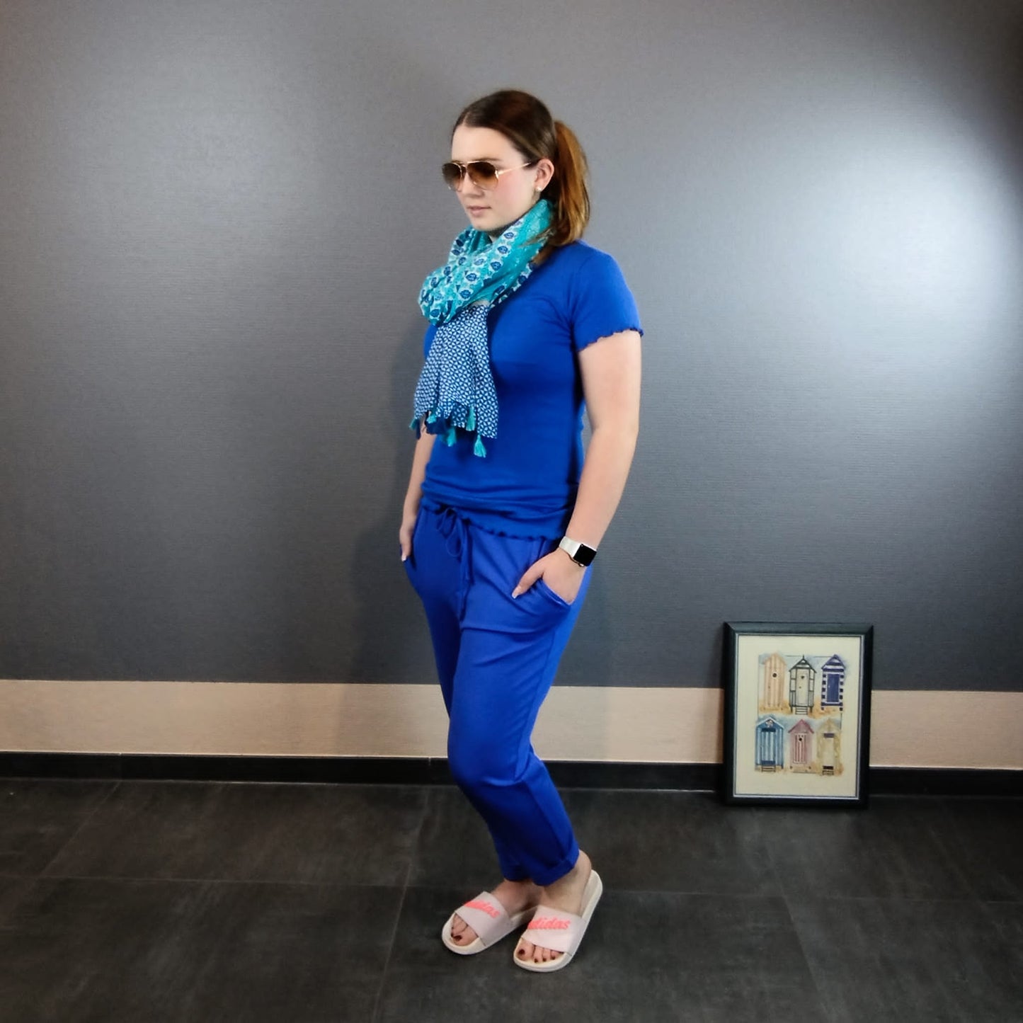 Blauer Schal mit Troddeln