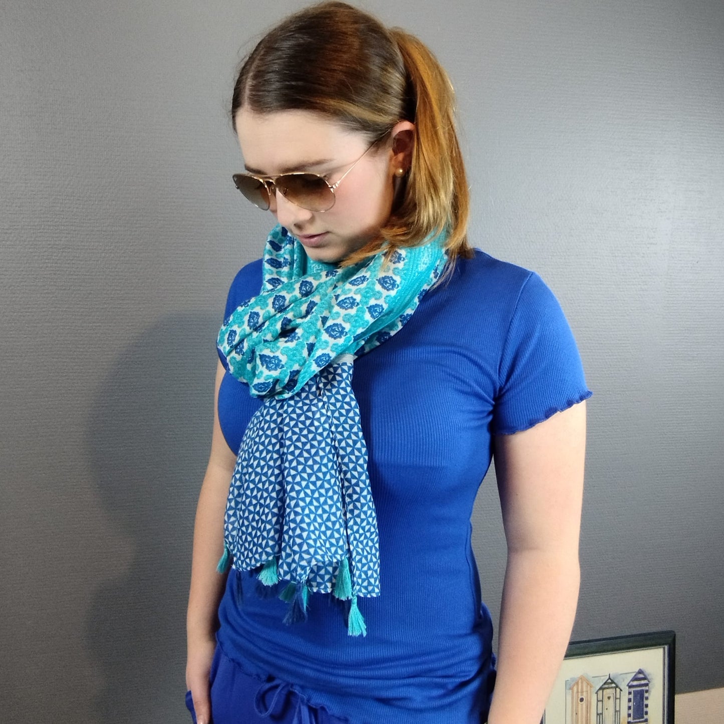 Blauer Schal mit Troddeln