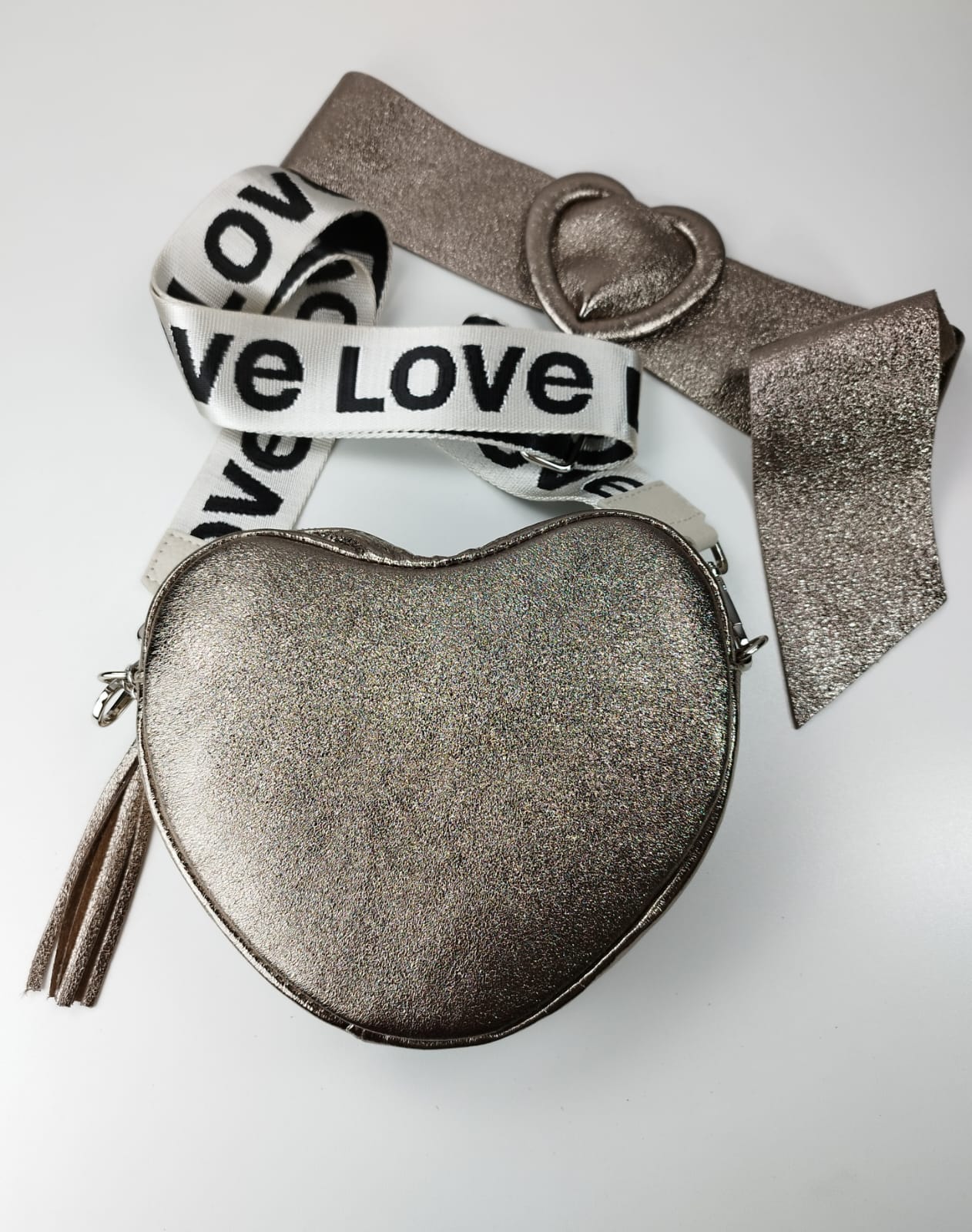 Herztasche mit "Love" Riemen