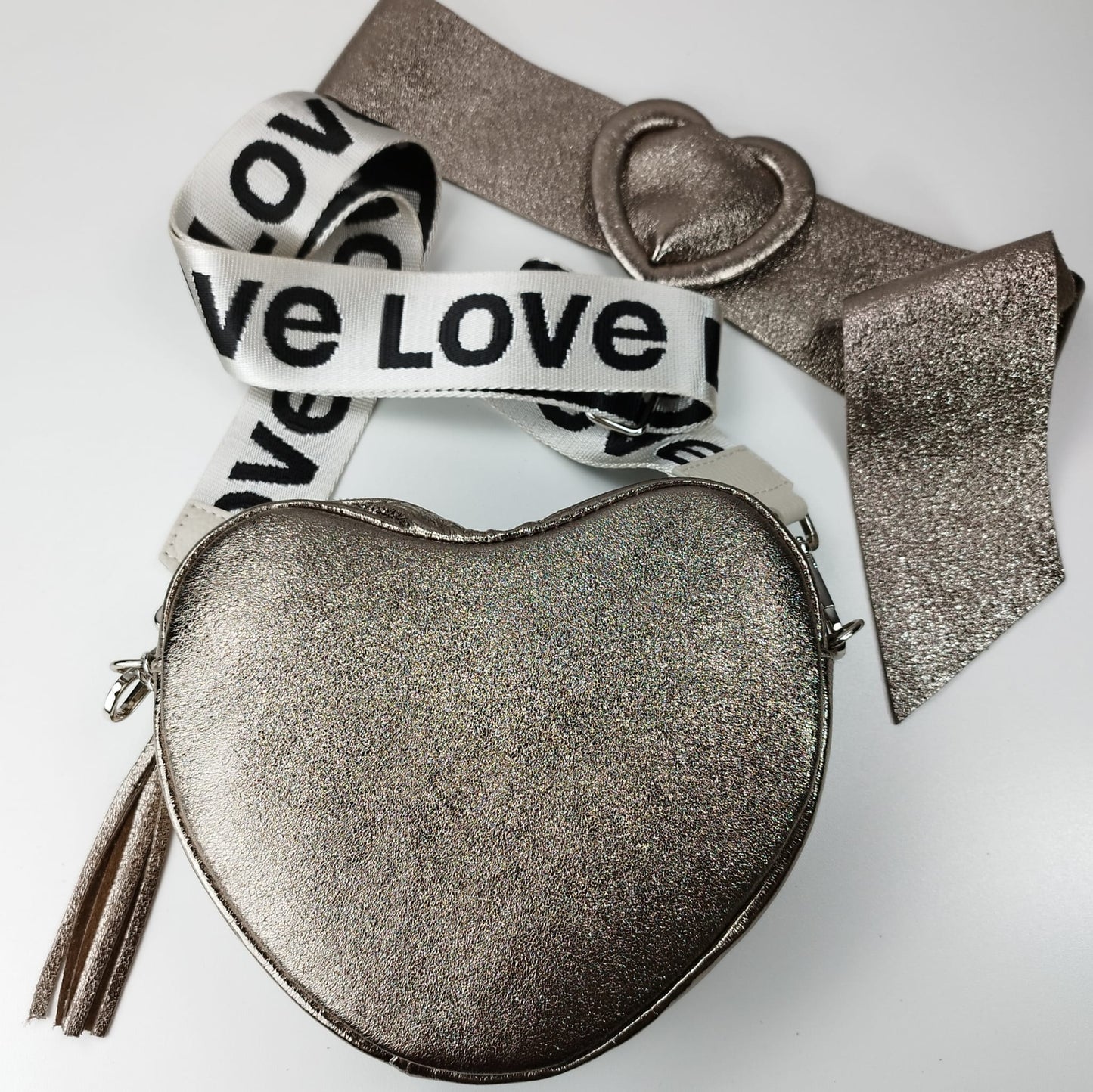 Herztasche mit "Love" Riemen